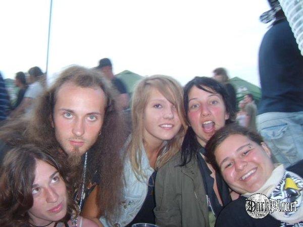 od lewej: jakiś kolo, Gonzo, Kiti, ja, Mróweczka. Woodstock 2009