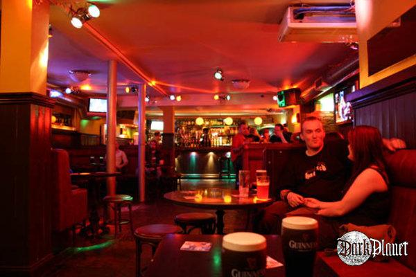 Bruxells pub - Dublin, Grafton Street - tam puszczają każdy rodzaj metalu ;)