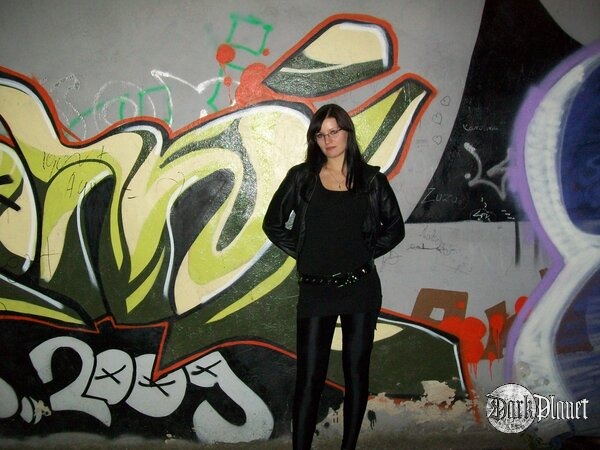 na tle zjebanego graffiti