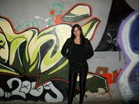 na tle zjebanego graffiti