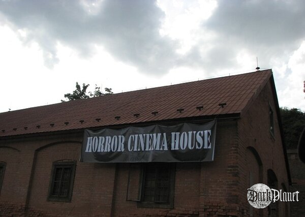 Horrorowo. Tylko czemu wieczorem leciał film o Emanuelle...
