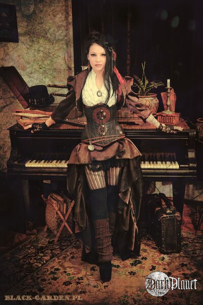 Kolekcja steampunk, modelka Koseatra
