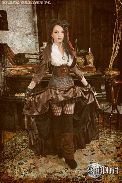 Kolekcja steampunk, modelka Koseatra