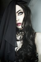 Modelka Wylona Hayashi/ nasz fascynator z welonem hand amde