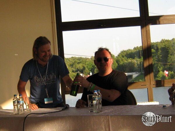 Geoff Barrow i Adrian Utley. Ta butelka obecnie jest w moim posiadaniu;)